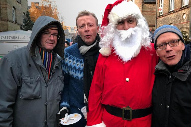 Fire fædre bærer julen ind, uanset hvad børnene siger. Fra venstre Martin Benjaminsen, Kim Marquart, julemanden (navn og bopæl er redaktionen bekendt) og skribenten. 