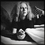 Maria har boet på sin farmors sofa og delt værelse med en ven. Nu har veninden Rosa givet Maria husly. 