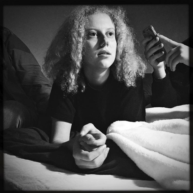 Maria har boet på sin farmors sofa og delt værelse med en ven. Nu har veninden Rosa givet Maria husly. 