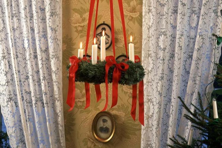 I Den Gamle By i Aarhus holder man dyderne i hævd i cykelsmedens hus anno 1929. Ikke bare er der rigtige lys - de bliver sørme også tændt i uge for uge. Sværere er det jo heller ikke. Arkivfoto Jyllands-Posten