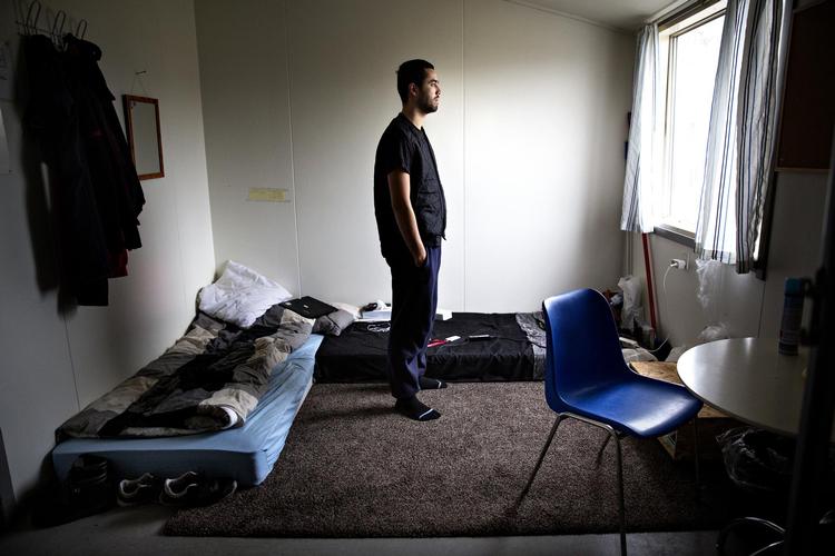 Khoshnaw Nameq er gift med Christina, og sammen har de drengen Kevin, der bor med sin mor i Birkerød. Selv er han afvist asylansøger. Han har aldrig gjort noget kriminelt, men bor på Udrejsecenter Kærshovedgård under samme forhold som personer på tålt ophold. 