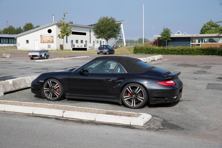 Forsikringsselskabet Tryg har efterforsket, om denne Porsche er blevet brændt af som et forsøg på svindel. På fotografierne er skilte og nummerplader dækket over for at sikre anonymitet.  