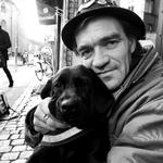 Hjemløse Philip med hunden Thor. 