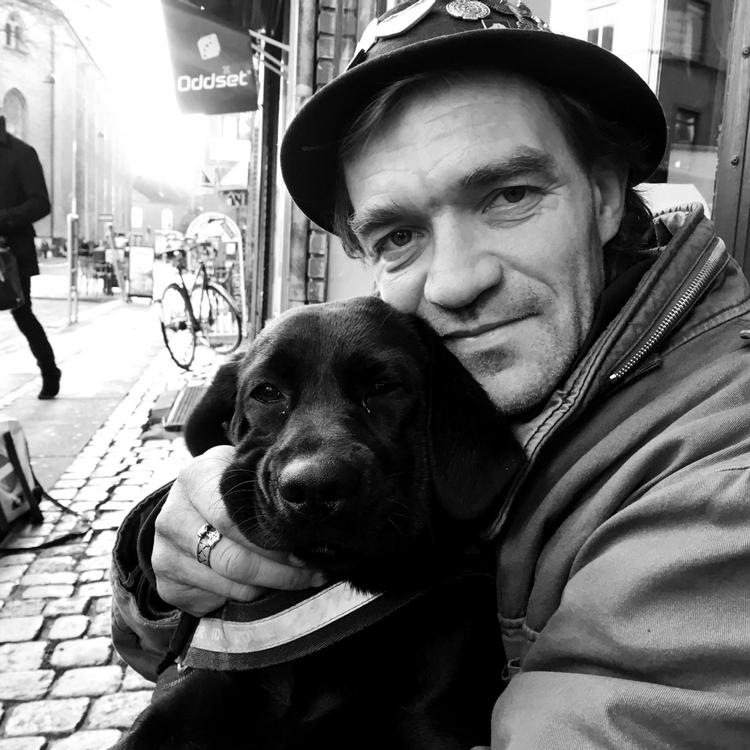 Hjemløse Philip med hunden Thor. 