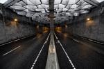 Det ligner et kubistisk kunstværk. Men der er ingeniørernes opfindelse til gradvis at dæmpe og skrue op for dagslyset, når man kører ind i og ud af tunnelen. 