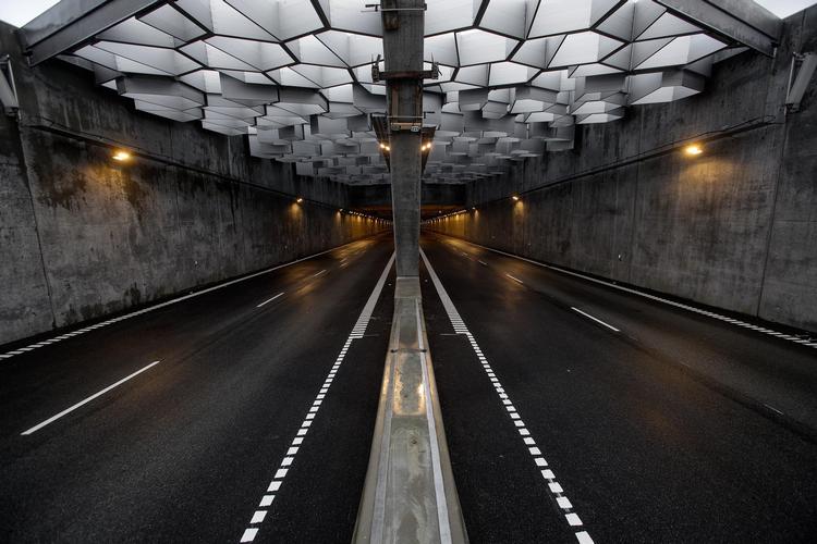 Det ligner et kubistisk kunstværk. Men der er ingeniørernes opfindelse til gradvis at dæmpe og skrue op for dagslyset, når man kører ind i og ud af tunnelen. 