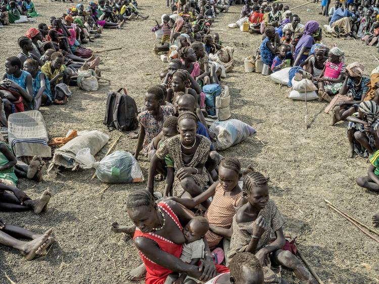 Tusinder af sydsudanesere venter på at blive registreret, så de kan få nødhjælp.
- Foto: Mads Nissen  