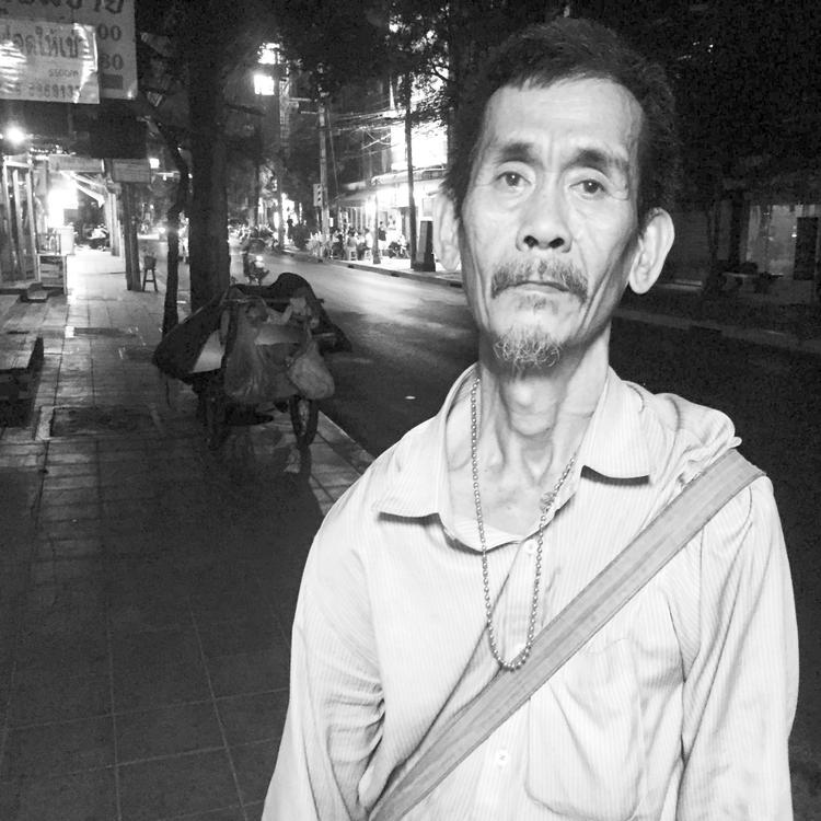 Kittidai Chantakup bor på gaden i Bangkok og gemmer flere små amuletter med statuer af Buddha i en lille trækvogn. 