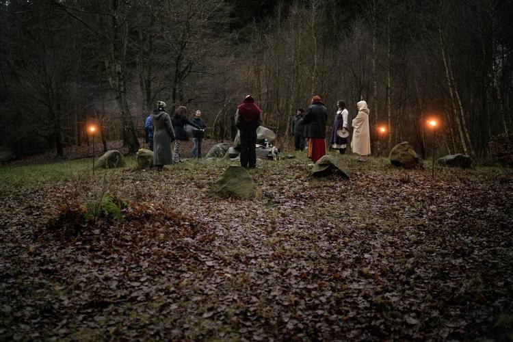 Ni asatroende er samlet til lysfest. Gudstjenesten, der er til ære for forfædrene og de gamle nordiske guder, foregår i Hareskoven nord for København. 