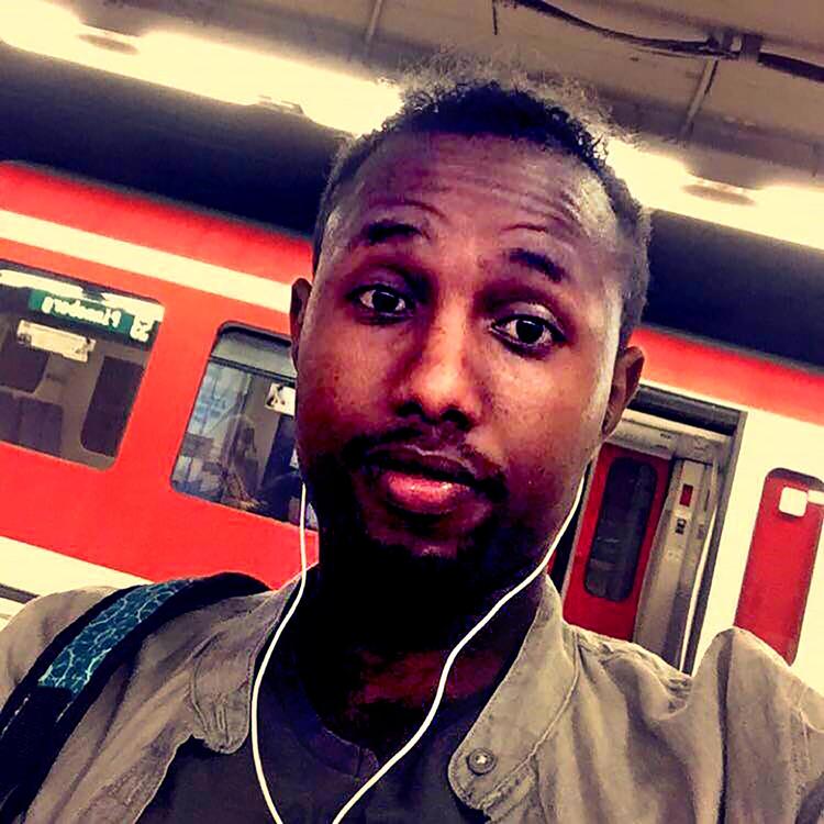 Abdi Najib tror ikke på, at han kan skabe sig et liv i Somalia. Han føler sig magtesløs, og hans eneste plan for fremtiden er at flygte ud af landet igen. 