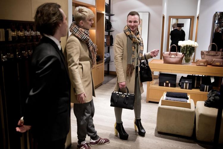 Peter (til højre), Sebastian (til venstre) og ekspedient Maximilian Hoffmann ser på tasker hos Mulburry. 