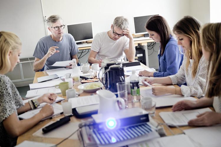 Pressede unge har været et stort samfundstema de senere år. Måske er politikerne så småt begyndt at forstå, hvad der er på spil. Her er det studerende, der er til gruppeeksamen på RUC. Arkivfoto: Daniel Hjorth 