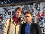 Carl Cederström (tv) og André Spicer, der underviser på handelshøjskoler i Stockholm og London, har skrevet dagbog om et hektisk år, hvor de kastede sig over selvhjælp, meditation og selvmedicinering for at blive bedre, stærkere og klogere mennesker.  