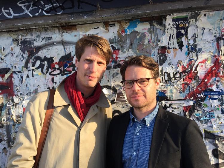 Carl Cederström (tv) og André Spicer, der underviser på handelshøjskoler i Stockholm og London, har skrevet dagbog om et hektisk år, hvor de kastede sig over selvhjælp, meditation og selvmedicinering for at blive bedre, stærkere og klogere mennesker.  