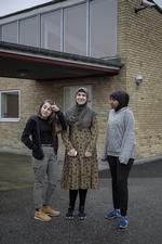 Fra venstre Anisa Dzeljadini, Dewa Safi og Sagal Egal er glade for deres skole. Og deres bydel. 