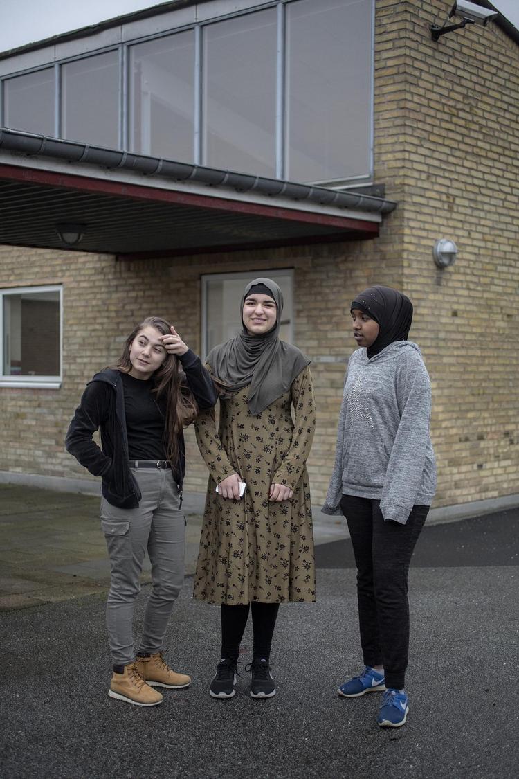 Fra venstre Anisa Dzeljadini, Dewa Safi og Sagal Egal er glade for deres skole. Og deres bydel. 