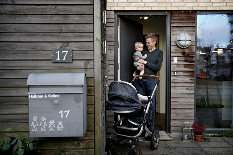 Esben Kolind og hans søn har stået på venteliste til kvarterets eneste daginstitution i snart 1 år. Men til sommer afskaffes ventelisterne. 