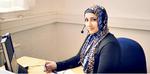 Batool Kamil begyndte som fremmødetolk i 2005, men har siden 2008 arbejdet udelukkende som videotolk. »Det fungerer meget bedre. Som tolk er du lidt beskyttet bag skærmen. Og nogle patienter foretrækker at være anonyme, så for dem er det en fordel, at man kan slukke skærmen, hvis de ønsker det«. 