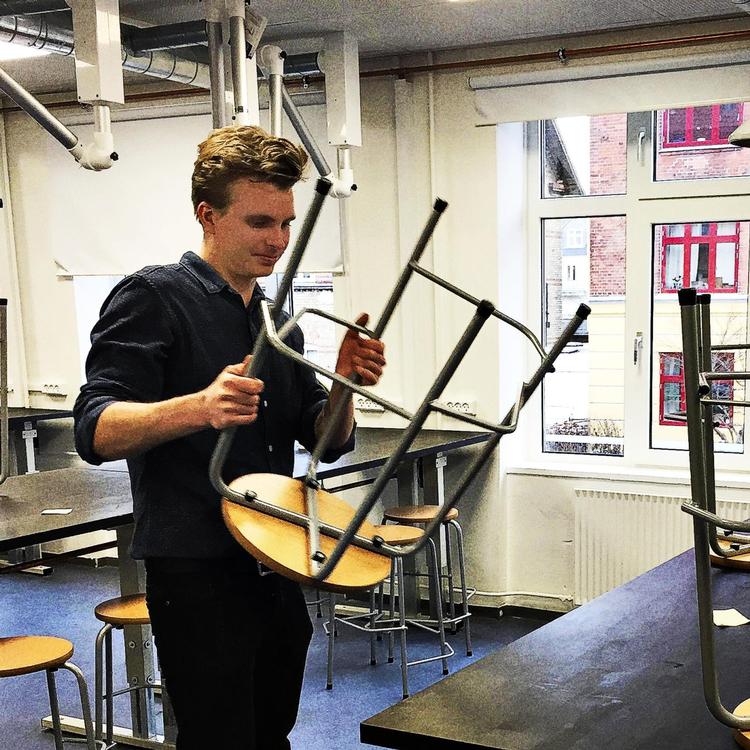 Bue Løvsøs gennemsnit fra gymnasiet var ikke højt nok til, at han kunne komme direkte ind på læreruddannelsen, men han slap gennem nåleøjet via kvote 2 og en samtale, hvor hans motivation blev udfordret. Det gav gejst og eftertanke, fortæller den nu nyslåede lærer. 