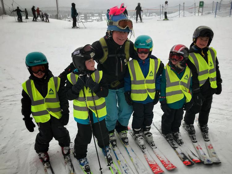 Nikolaj, William, Andreas, Karla og Conrad fra Skiklubben Hareskov på vej mod Mario-pisten i Branäs. Hvis seniorinstruktør ville give slip på dem. 