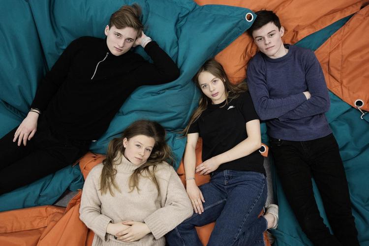 Meget sladder og flirt er flyttet over på mobilen. Hvilket er fint, hvis alle kender spillereglerne, mener (fra venstre) Simon Sejr, Sofie Buur-Mouridsen, Martin H. Laursen og Katarina Hessner Hansen. 