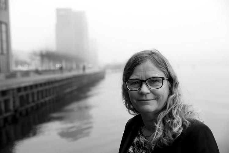 Efter en stribe skandalesager, hvor Sundheds-styrelsen svigtede sit tilsyn med sundhedspersoner til fare for patienterne, blev Styrelsen for Patientsikkerhed oprettet. Direktør Anne-Marie Vangsted har i lidt over to år forsøgt at rydde op og efterleve et politiske ønske og ny lovgivning, så farlige læger hurtigere bliver stoppet. Nu protesterer hver tredje læge mod styrelsens nye strammere linje. 