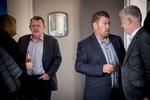 Som flere tidligere år deltog statsminister Lars Løkke Rasmussen (tv.) også i år i det årlige torskegilde i Thyborøn. Det blev holdt i søndags, og værten var John-Anker Hametner Larsen (med glasset), som har givet Løkke et sommerhusophold i Skagen. 