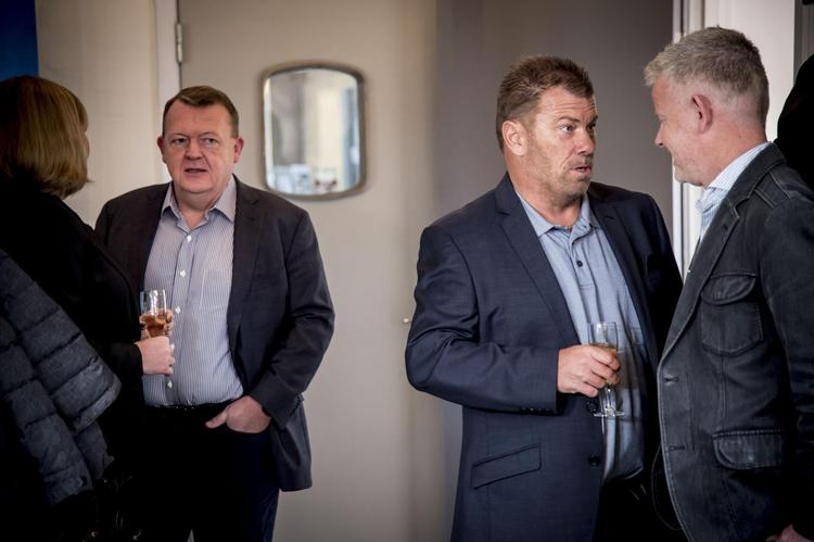 Som flere tidligere år deltog statsminister Lars Løkke Rasmussen (tv.) også i år i det årlige torskegilde i Thyborøn. Det blev holdt i søndags, og værten var John-Anker Hametner Larsen (med glasset), som har givet Løkke et sommerhusophold i Skagen. 