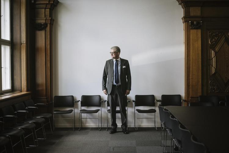 Ny bog viser, at nye studerende kan tjene mange penge, hvis de vælger den rigtige uddannelse. Det bør de unge ifølge Søren Pind tage bestik af. 