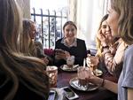 Alaa Shamasneh og hendes veninder på café på vej til politikerne med håb om, at hun kan undgå Sjælsmark. 