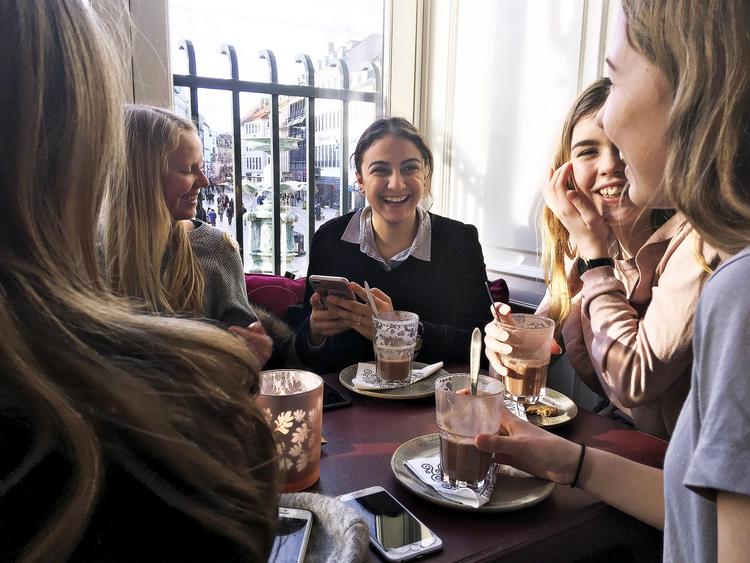Alaa Shamasneh og hendes veninder på café på vej til politikerne med håb om, at hun kan undgå Sjælsmark. 