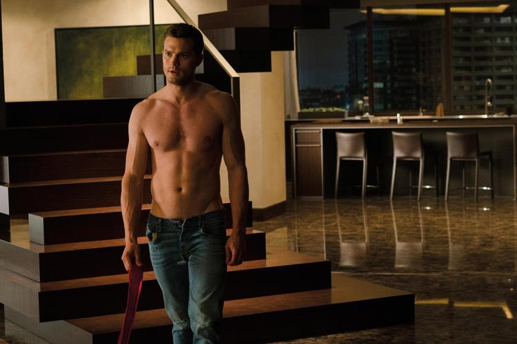 Jamie Dornans vaskebræt spiller en større rolle i ’Fifty Shades – Fri’, nu hvor det hele handler mere om være lækker end at være farlig fræk SM-legetøjte.  