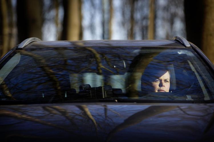 Signe Lund Christensen beder til Gud. Hun tror på, at Gud passer på hende – og hun beder ham passe på de andre, hvis hun kører forbi en trafikulykke. 