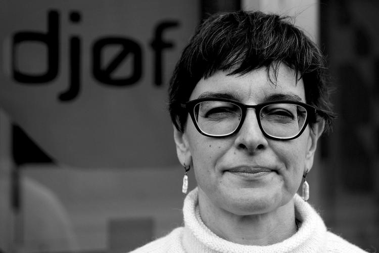 Embedsmænd skal følge lovgivningen, så det er urimeligt at kritisere dem for den politik, Folketinget ved-tager, mener formanden for Djøf Offentlig, Sara Fergo. 