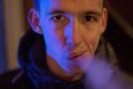 Casper Elmdam på 21 år røg sin første cigaret som 16-årig. Dengang var det sejt, »hvis man var en af de hårde gutter, der røg«. I dag er det for hyggens og pusterummets skyld, at han ryger. Emma Sejersen