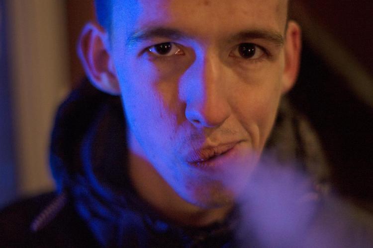 Casper Elmdam på 21 år røg sin første cigaret som 16-årig. Dengang var det sejt, »hvis man var en af de hårde gutter, der røg«. I dag er det for hyggens og pusterummets skyld, at han ryger. Emma Sejersen