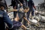 En IS-mistænkt må overgive sig efter at have gemt sig i ruinerne i den gamle bydel i Mosul. Det er sjældent religionen alene, der gør folk til IS-krigere, siger Olivier Roy, en af Europas mest fremtrædende forskere i ekstremisme og islam. Ivor Prickett/Ritzau Scanpix