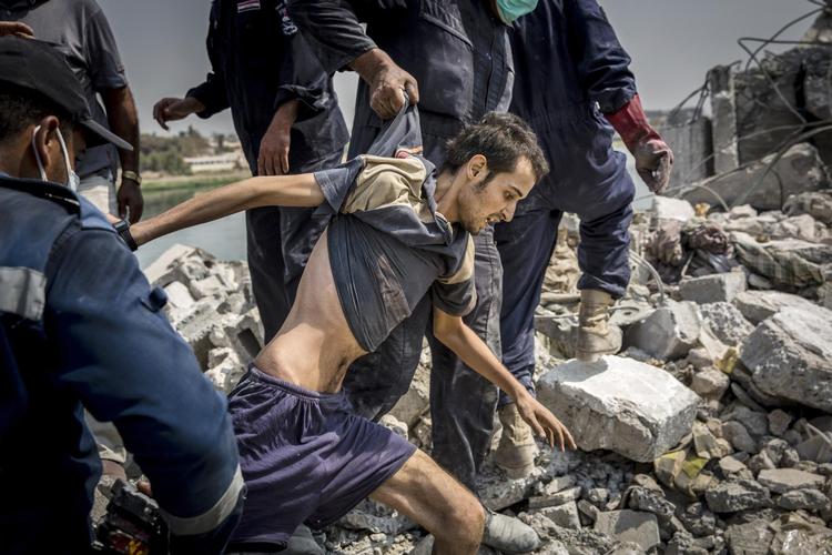 En IS-mistænkt må overgive sig efter at have gemt sig i ruinerne i den gamle bydel i Mosul. Det er sjældent religionen alene, der gør folk til IS-krigere, siger Olivier Roy, en af Europas mest fremtrædende forskere i ekstremisme og islam. Ivor Prickett/Ritzau Scanpix