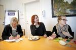 Sygeplejerskerne på Psykiatrisk Center i Ballerup spiser frokost i konferencelokalet. Anne Askgaard Calundan (tv.) mener, at frokosten bør skrives ind i en overenskomst. Jens Dresling
