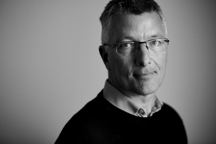 Med et lovforslag vil et flertal i Folketinget oprette et center, der skal indsamle danske patienters genoplysninger. Flere politikere har hævdet, at politiet ikke vil få adgang, men alligevel kan det lade sig gøre. »Politikerne lovgiver i blinde«, mener Torben Jensen fra Advokatsamfundet. Peter Hove Olesen