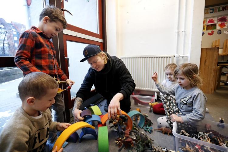 David, Elliot, Anna og Martha har fyldt et hjørne af rød stue med dinosaur- og dragefigurer. Sammen med pædagog Martin Alexandersen skal de bygge en skov for så at finde skatten for enden af regnbuen. Jens Dresling