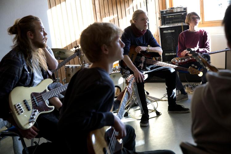 Elever på Den Rytmiske Højskole i Vig har skrevet en sang om vinmanden i den lokale brugs, hvor de også spillede sangen. Andreas Haubjerg