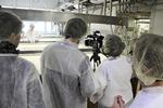Sikkerheds-videoen, som filmholdet på Askov Højskole har produceret for Arla, kom i kassen efter mange hårde timer på Gjesing Mejeri. Askov Højskole