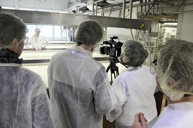 Sikkerheds-videoen, som filmholdet på Askov Højskole har produceret for Arla, kom i kassen efter mange hårde timer på Gjesing Mejeri. Askov Højskole