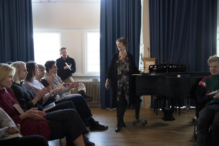 Krogerup Højskoles forstander, Rikke Forchhammer, er i sin tid uddannet i musikvidenskab fra Københavns Universitet. Så det er ofte med hende bag klaveret, at eleverne synger morgensang. 