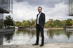 Som ung kontorchef i Finansministeriet fik Kristian Wendelboe øgenavnet ’Slotsholmens Maradona’, fordi han blev kendt for at drible svære politiske bolde i mål, hurtigt og effektivt. 