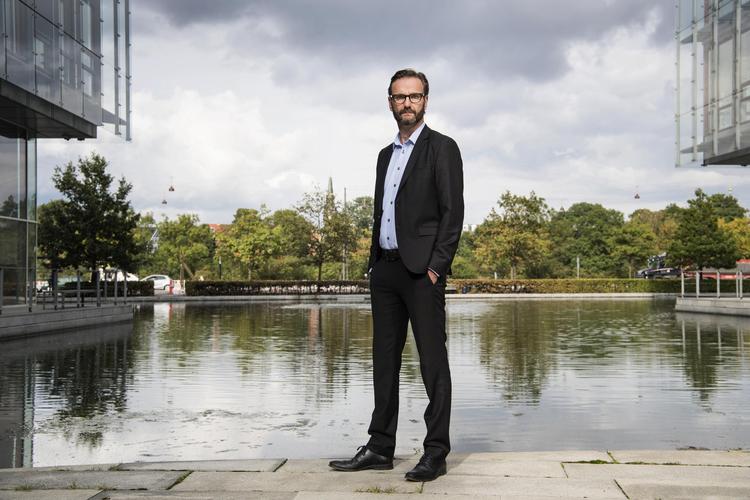 Som ung kontorchef i Finansministeriet fik Kristian Wendelboe øgenavnet ’Slotsholmens Maradona’, fordi han blev kendt for at drible svære politiske bolde i mål, hurtigt og effektivt. 