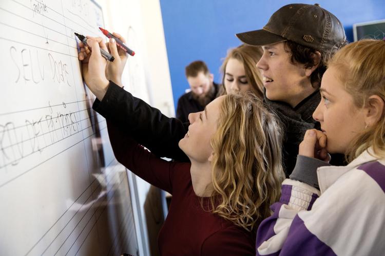 »Unge henter støtte og ro i gode fællesskaber, hvor de kan få en pause fra hverdagens pres og blive bekræftet i, at de er okay, som de er«, siger ungdomsforsker Maria Bruselius-Jensen. Andreas Haubjerg