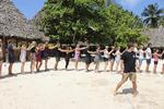 Idrætsundervisningen foregår ofte på Zanzibar Højskolens idrætsplads, hvor der er plads til to beachvolleybaner. Jonas Schmidt Hansen