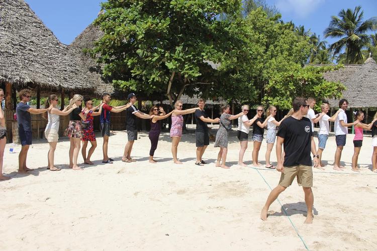 Idrætsundervisningen foregår ofte på Zanzibar Højskolens idrætsplads, hvor der er plads til to beachvolleybaner. Jonas Schmidt Hansen